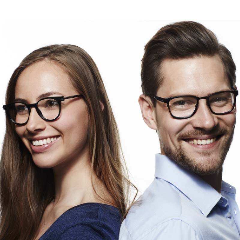 Mann und Frau mit Brillen von Tines Optikum dem Optik Fachbetrieb in Sinsheim
