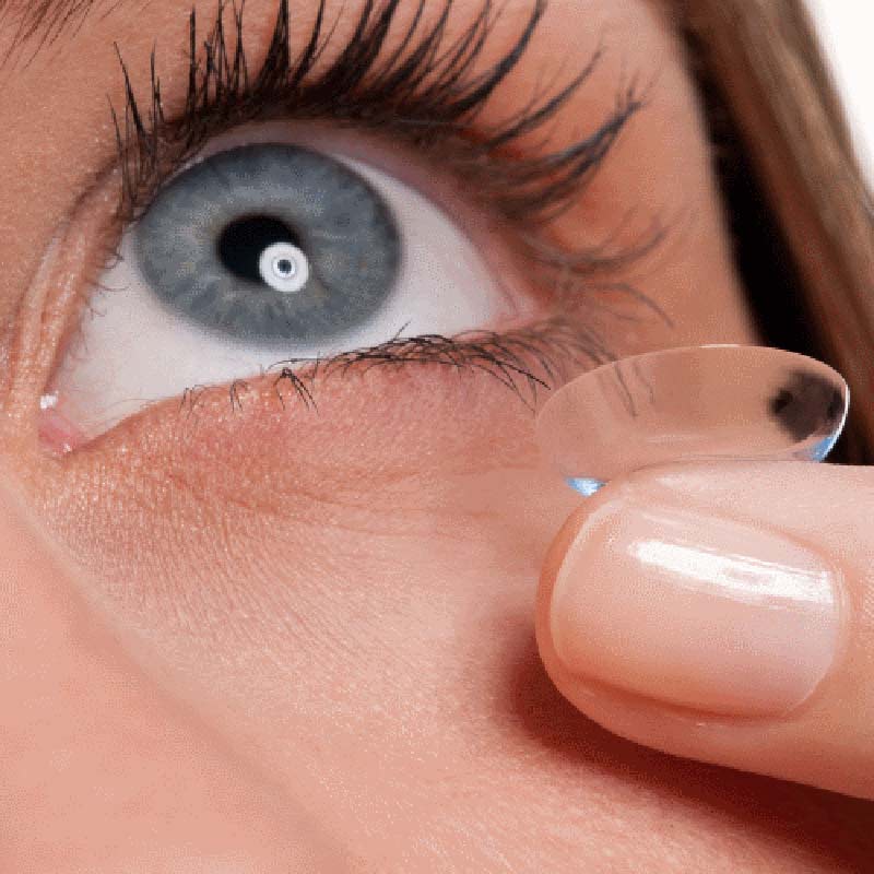 Frau setzt Kontaktlinse von Tines Optikum ein - dem Optik Fachbetrieb in Sinsheim
